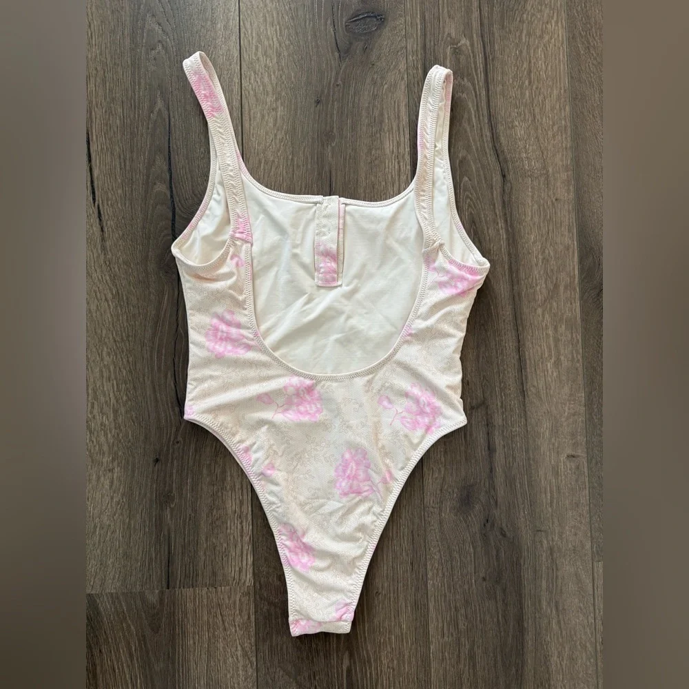 Frankie’s Bikinis xPamela Anderson One Piece in Lace On The Beach Size Large